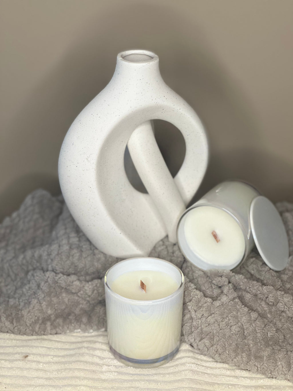 Consise (Iridescent White)